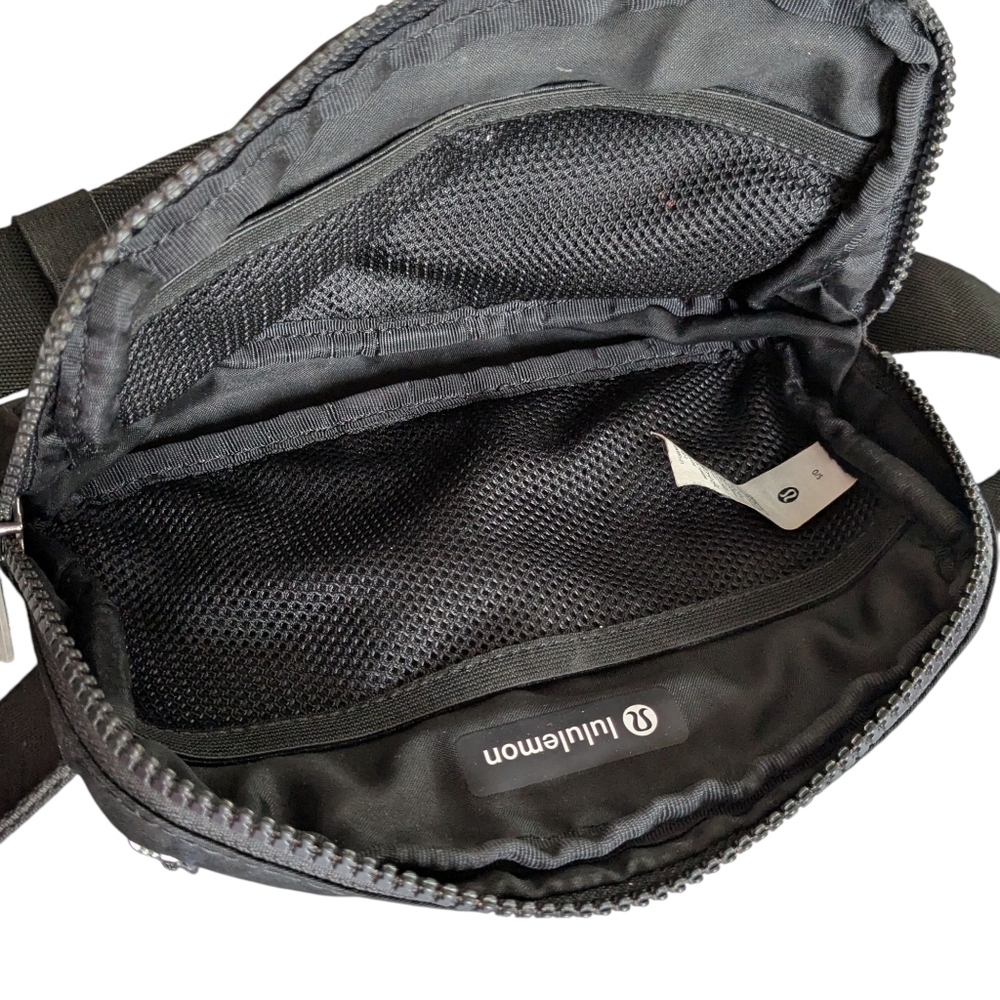 Lululemon Everywhere Belt Bag pre owned EUC - Picture 8 of 9